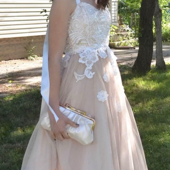 Women’s Gown - Picture 2 of 9